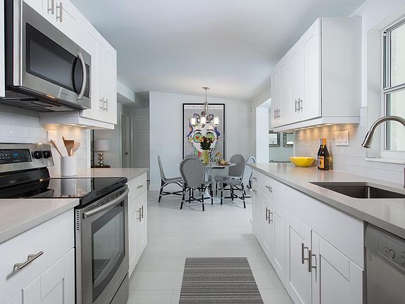 3rd image of 2048 Harbor Ln