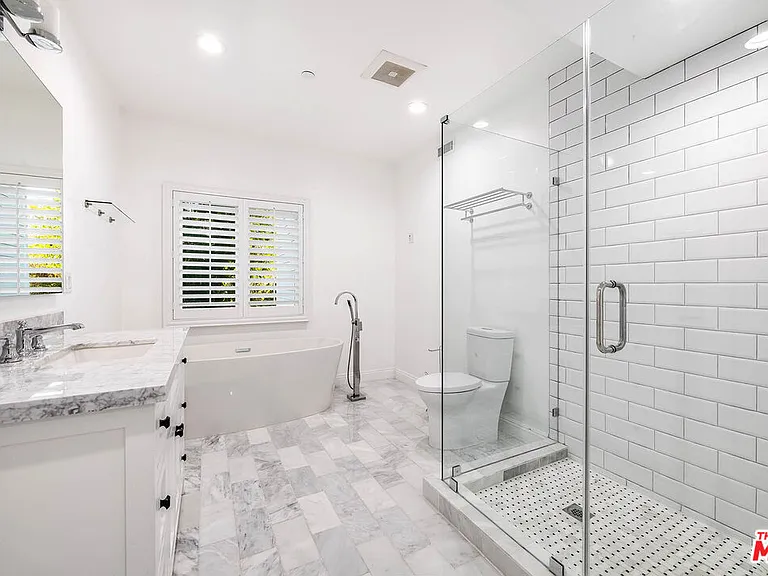 4222 Woodman Ave — Photo 33