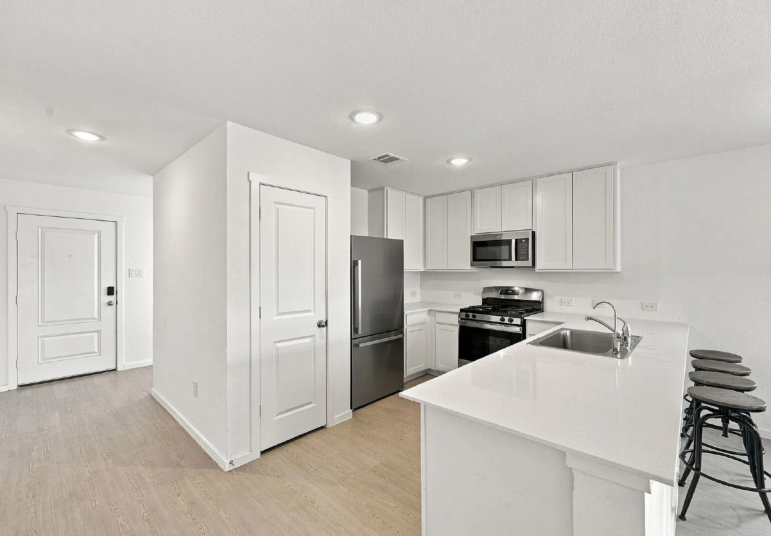 4 bed, 2.5 bath, 1885 sqft, $1,650 — Photo 3