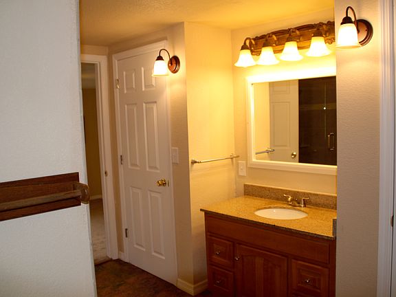 4th image of 159 Lake Shore Dr E