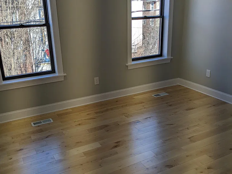 922 Catharine St — Photo 12