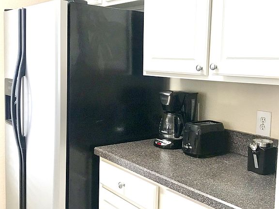 4th image of 13073 Richmond Park Dr N #3305