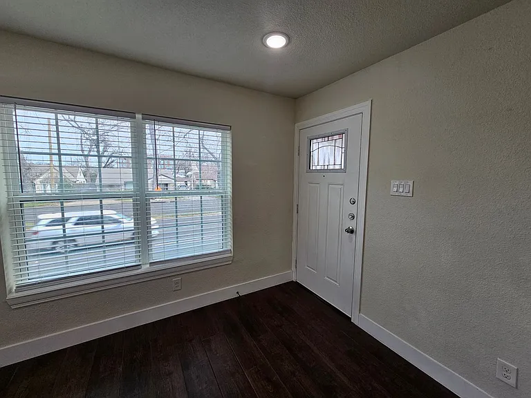 213 N Hampton Rd — Photo 3