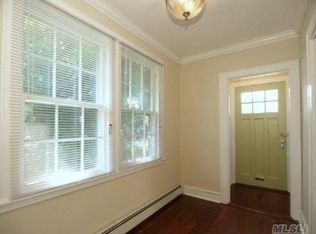 195 Stratford Ave, Williston Park, NY 11596