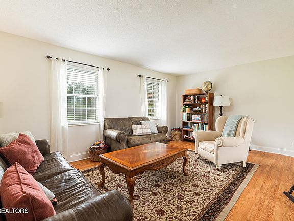 2nd image of 325 Navaho Dr