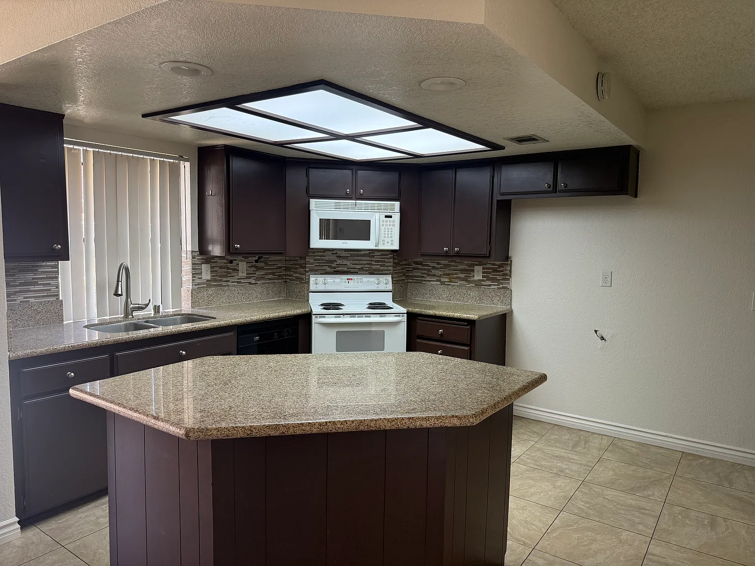 3 bed, 2.5 bath, 1542 sqft, $2,400 — Photo 3