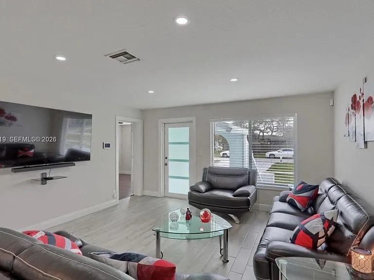 876 Gardenia Dr — Photo 2