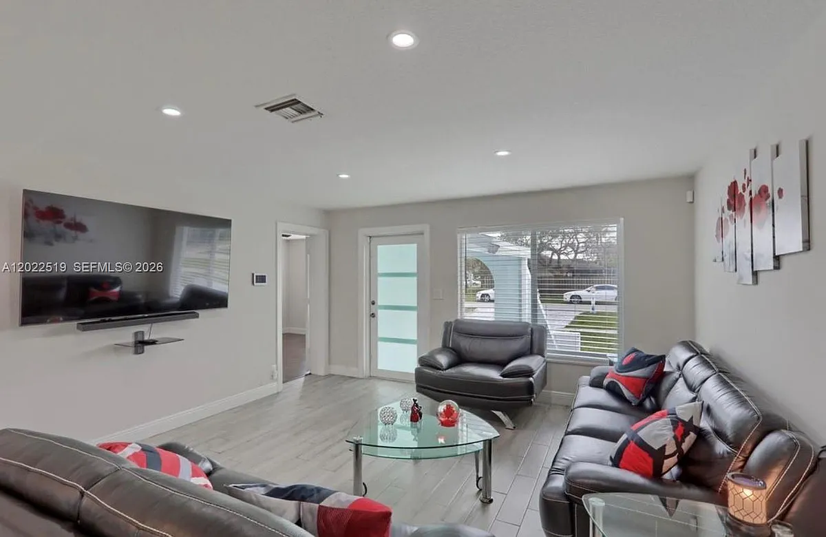 Building Photo - 876 Gardenia Dr