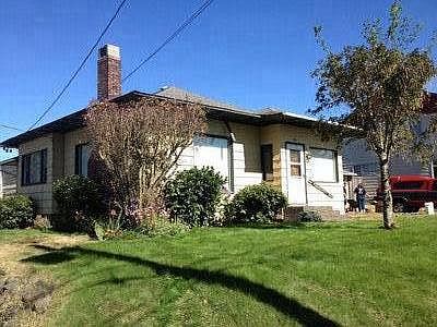 This duplex sits on the corner of 9th and columbia Streets.