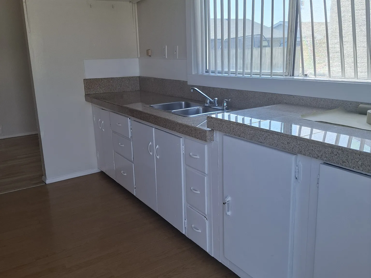 Studio, 300 sqft, $875 — Photo 2