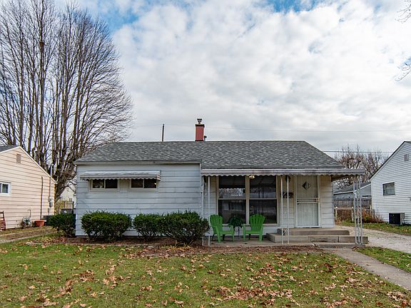 2nd image of 1821 N Hawthorne Ln