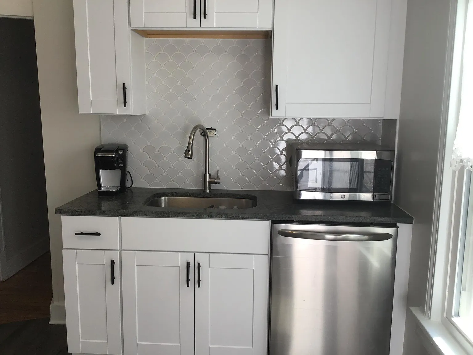 6 bed, 2.5 bath, 3600 sqft, $8,990 — Photo 3