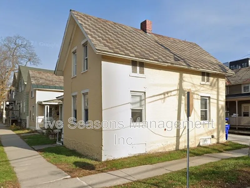 3 bed, 1.0 bath, 900 sqft, $2,550 — Photo 1
