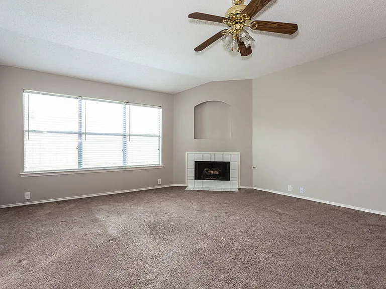1100 Greenbend Dr — Photo 2