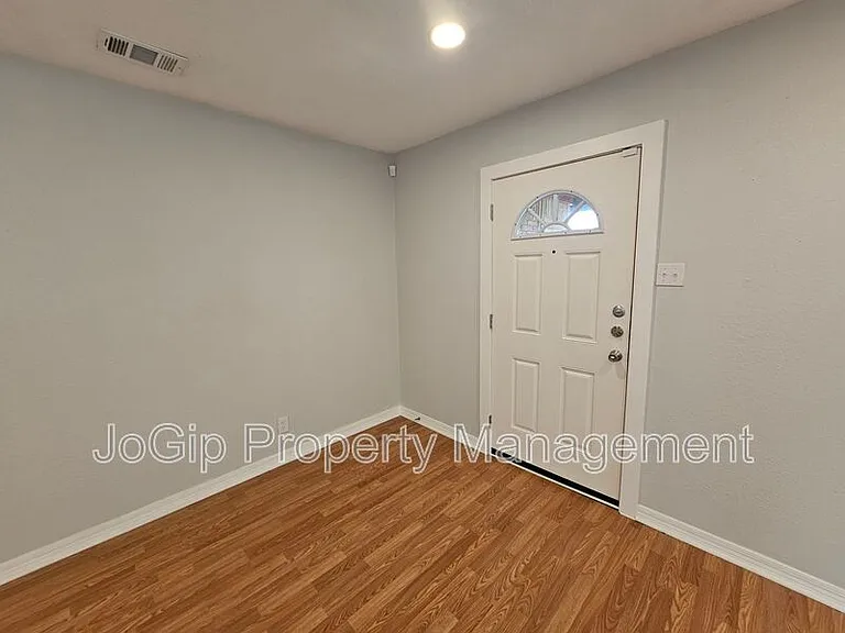 2023 E Illinois Ave — Photo 6