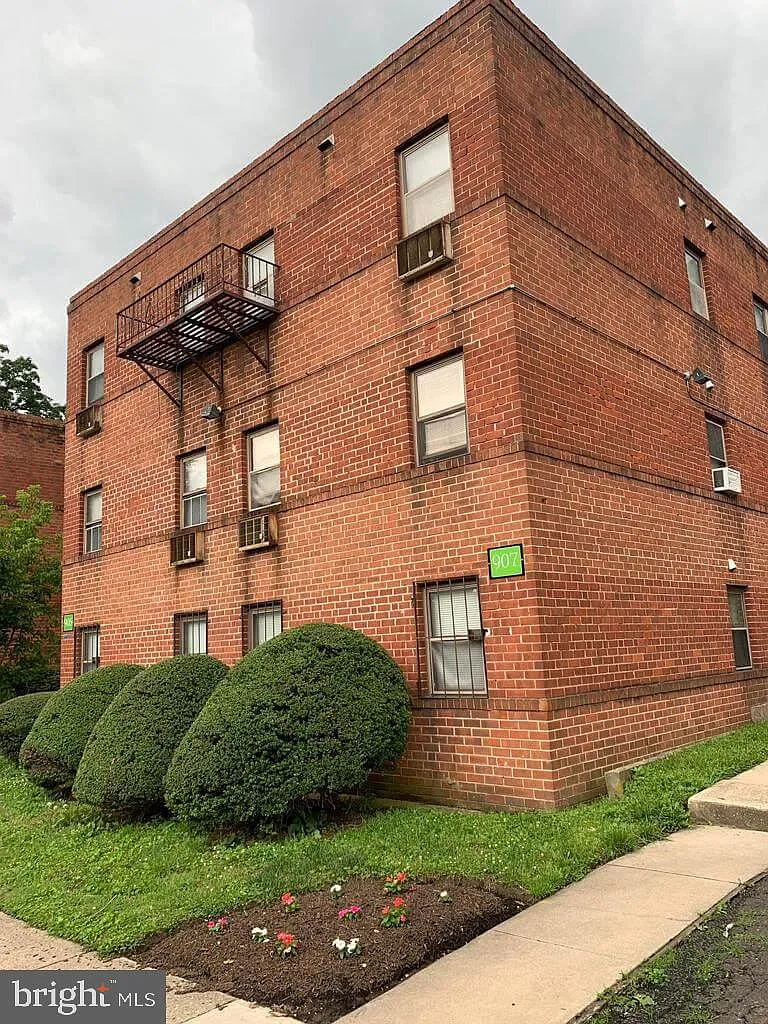1 bed, 1.0 bath, 800 sqft, $1,295 — Photo 2