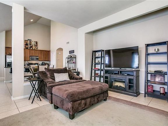 4th image of 1102 Thicket Dr