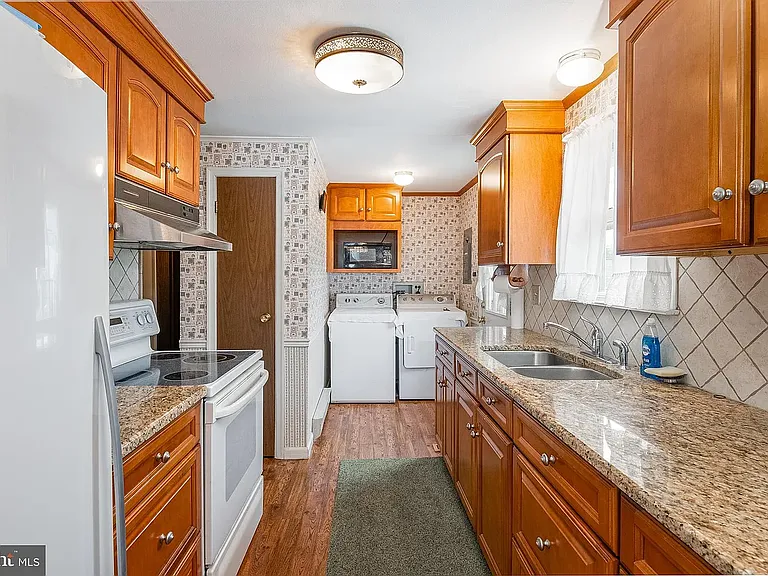 29 Maywood Ave — Photo 8