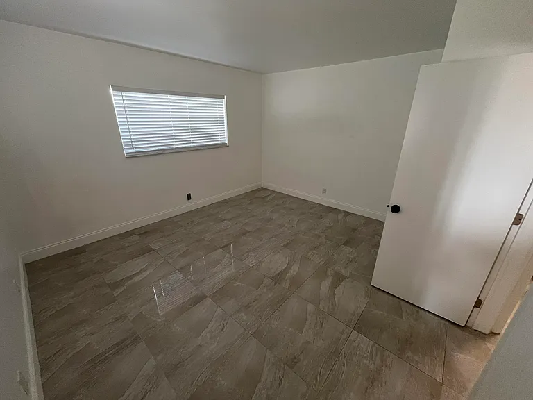 1019 SE 3rd St #3 — Photo 3