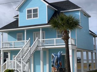 934 Tiki Dr, Tiki Island, TX 77554
