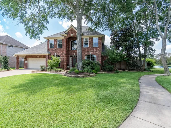 15823 Lake Loop Dr, Cypress, TX 77433