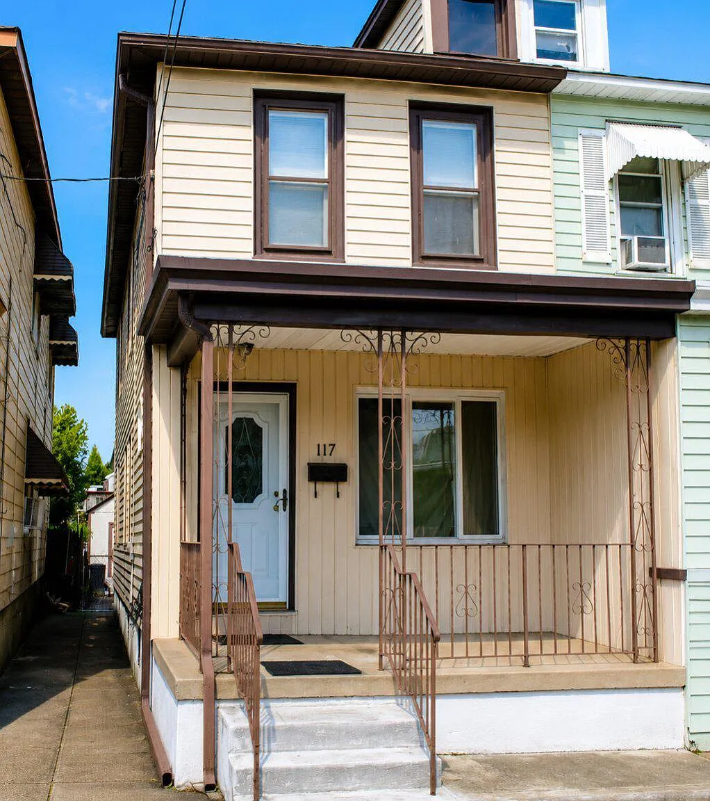 3 bed, 1.0 bath, 1176 sqft, $2,600 — Photo 2
