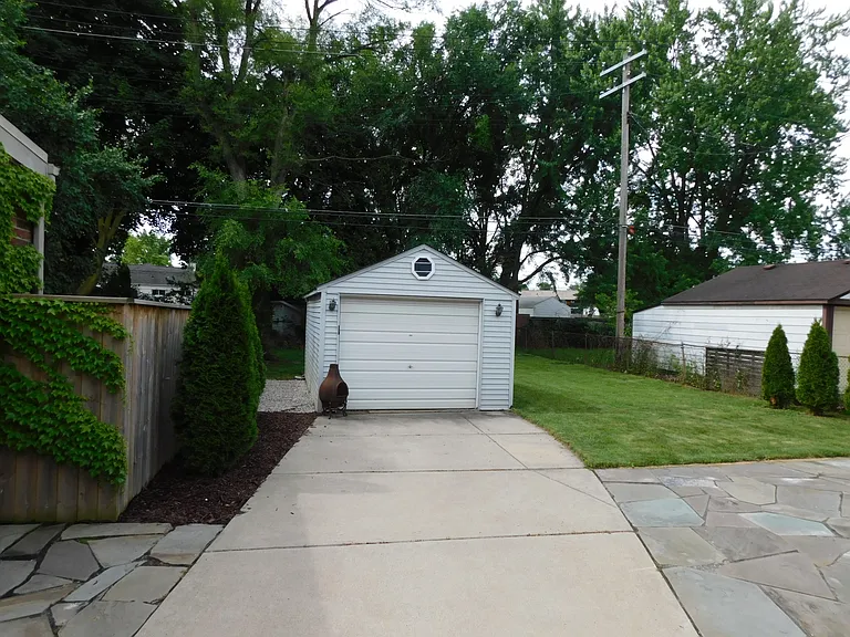 1524 Emmons Ave — Photo 15