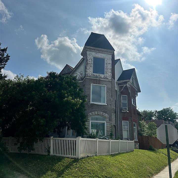 1st image of 300 S 13th St
