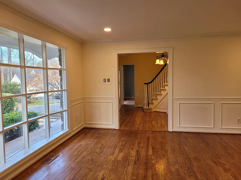 LV Room with floor-to-ceiling bow window