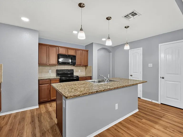 1304 Pampa Grass Dr — Photo 6
