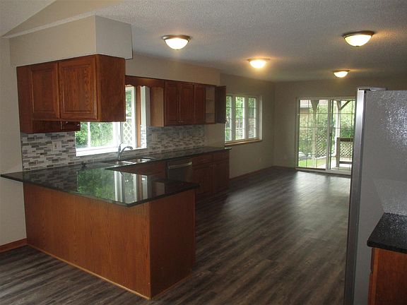 4th image of 921 West Ave