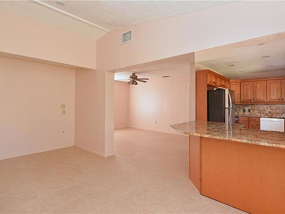 5th image of 806 Governors Ave