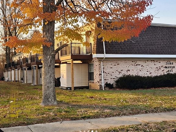 2nd image of 985 Somerset Dr APT 6