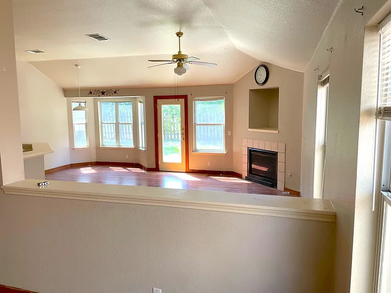 218 Sunshadow Dr — Photo 7