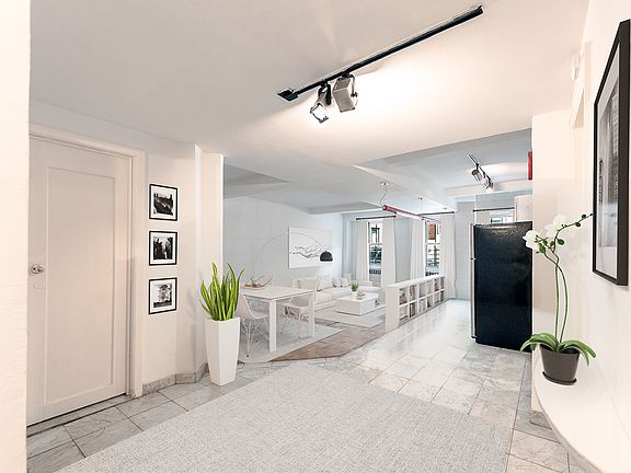 3rd image of 320 W 76th St APT 1D