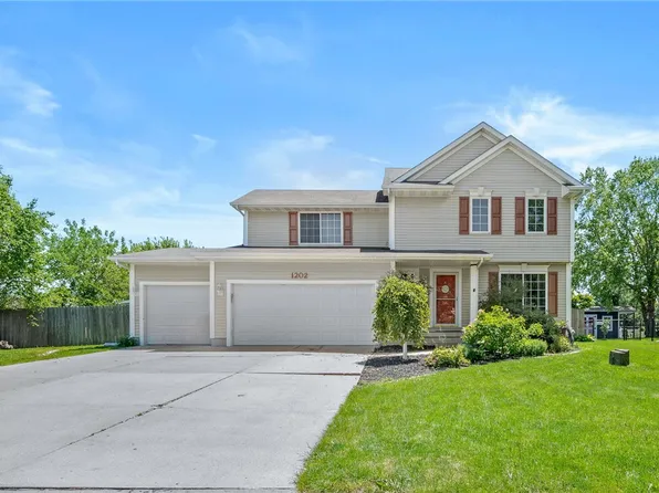 1202 N 9th St, Indianola, IA 50125