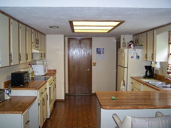 4th image of 2830 Woodland Dr