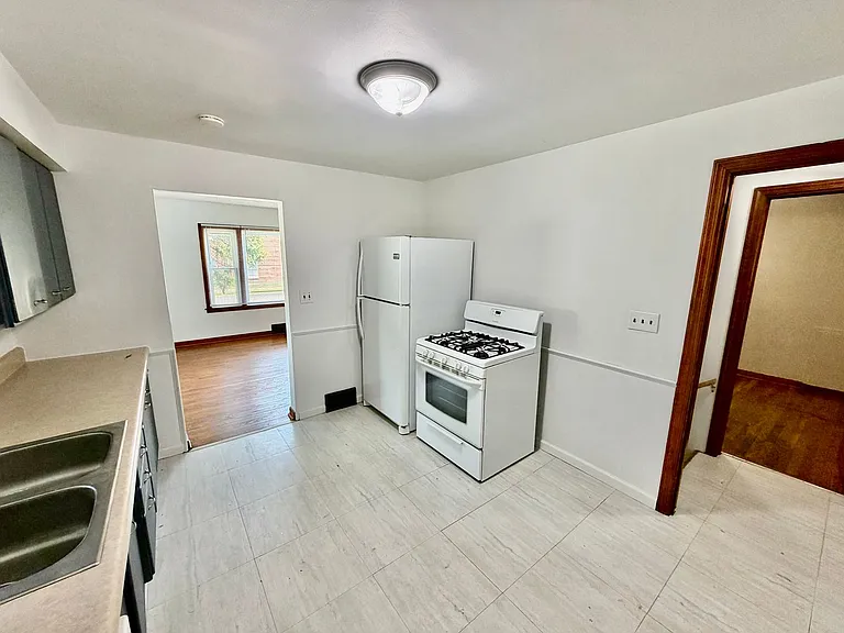503 E Empire St — Photo 3