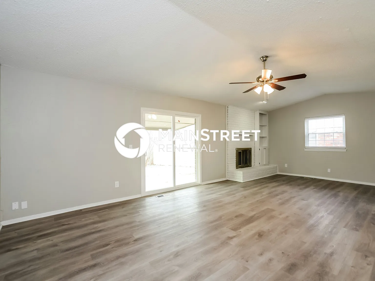 806 Arlington Dr — Photo 3