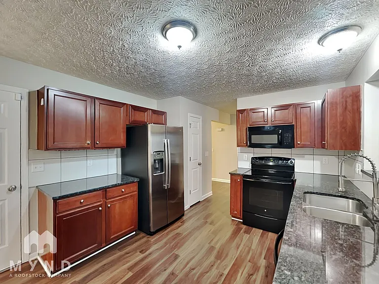 585 Allis Pl E — Photo 3