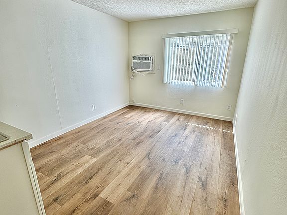 5th image of 7535 Whitsett Ave APT 4