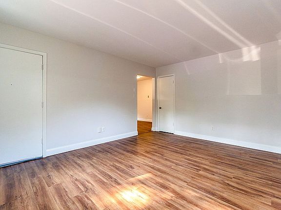 5th image of 2217 Oak St #B