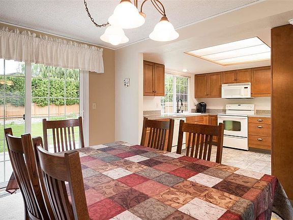 2nd image of 624 Meadows Dr E