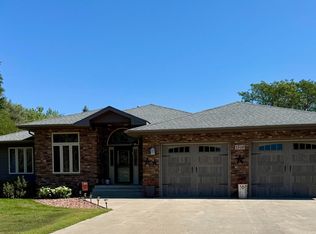 1516 Deerfield Ln, Mitchell, SD 57301