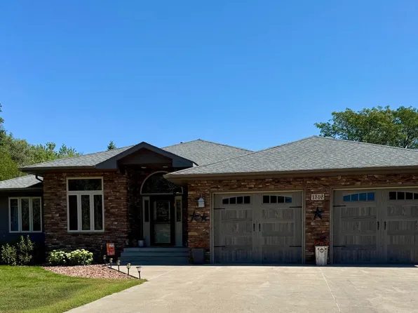 1516 Deerfield Ln, Mitchell, SD 57301