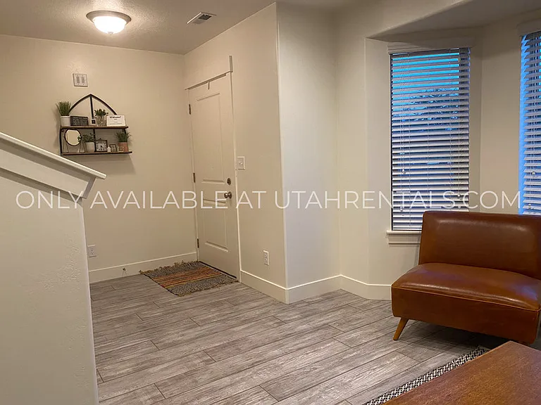 345 W Park View Ln — Photo 3