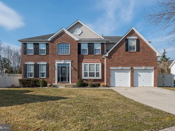 7 Lansbury Cir, Hainesport, NJ 08036