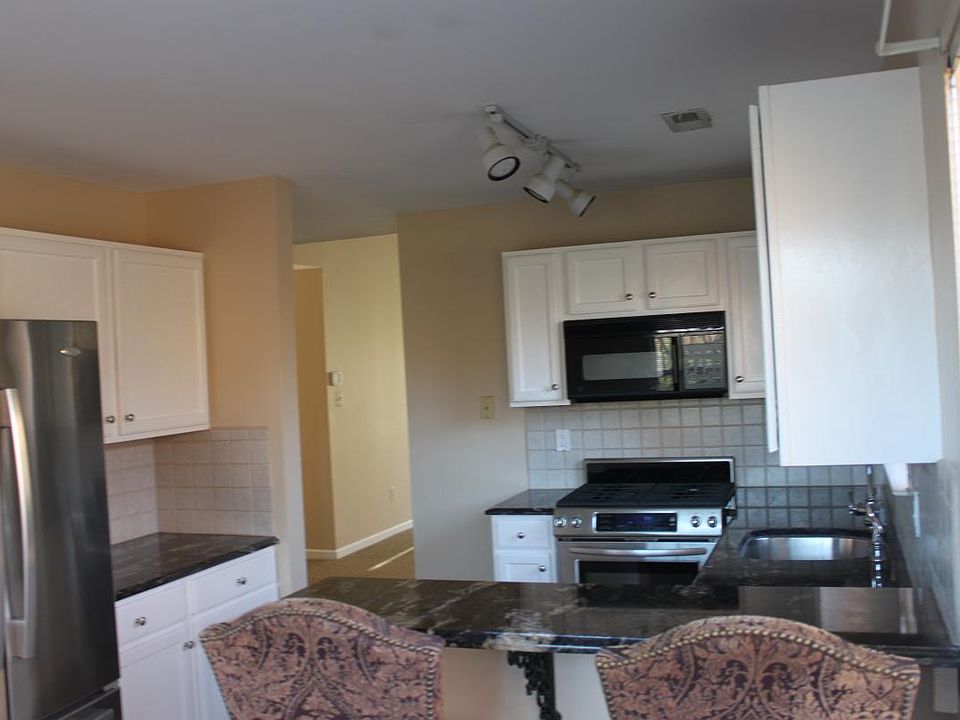 8x17 kitchen, stools included