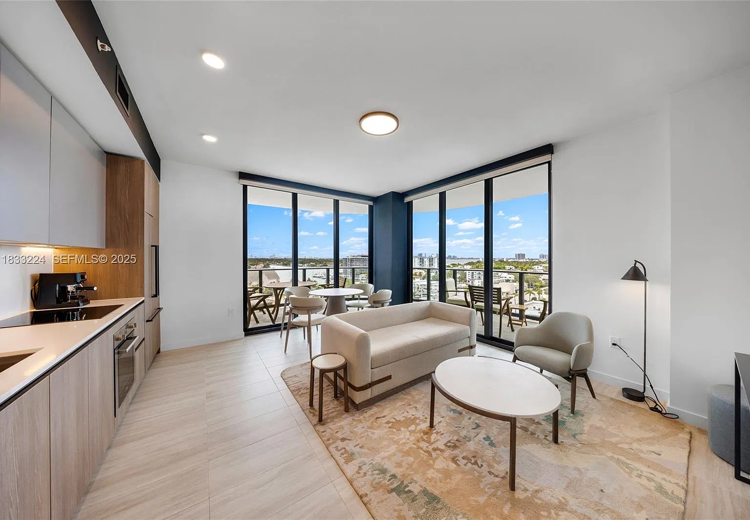 2 bed, 900 sqft, $9,900 — Photo 2
