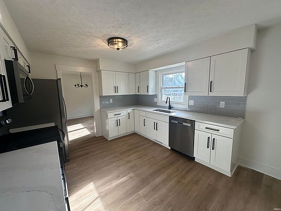 5th image of 702 E Wellington Ct